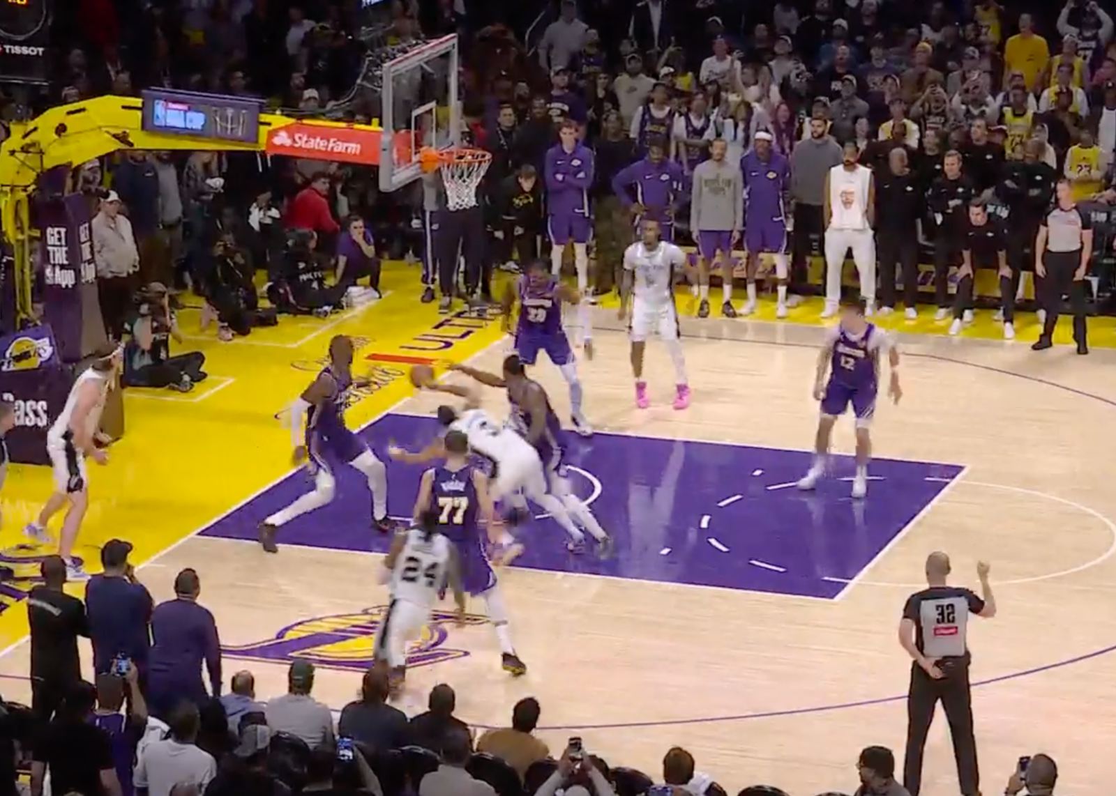Báo cáo trọng tài Lakers vs Spurs: Bóng ở 0,4 giây cuối bị Keldon đẩy ra ngoài biên