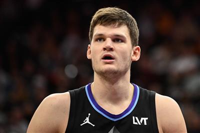 Đau khổ một dunk tàn bạo! Kessler vào sân và ghi 3 điểm, 9 rebound, 6 lỗi và 4 vi phạm trong 29 phút.