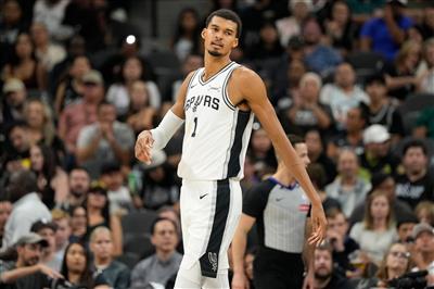 Thật đáng tiếc! Lần thứ ba trong sự nghiệp, Bunyama trượt triple-double do thiếu một pha cản phá.