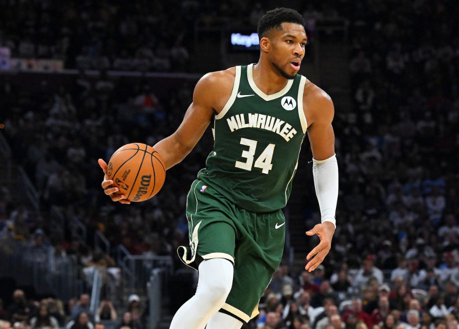 Bucks chính thức thông báo rằng Antetokounmpo sẽ bỏ lỡ Hornets ngày hôm nay. Lần gần nhất anh vắng mặt, đội đã đánh bại Warriors.