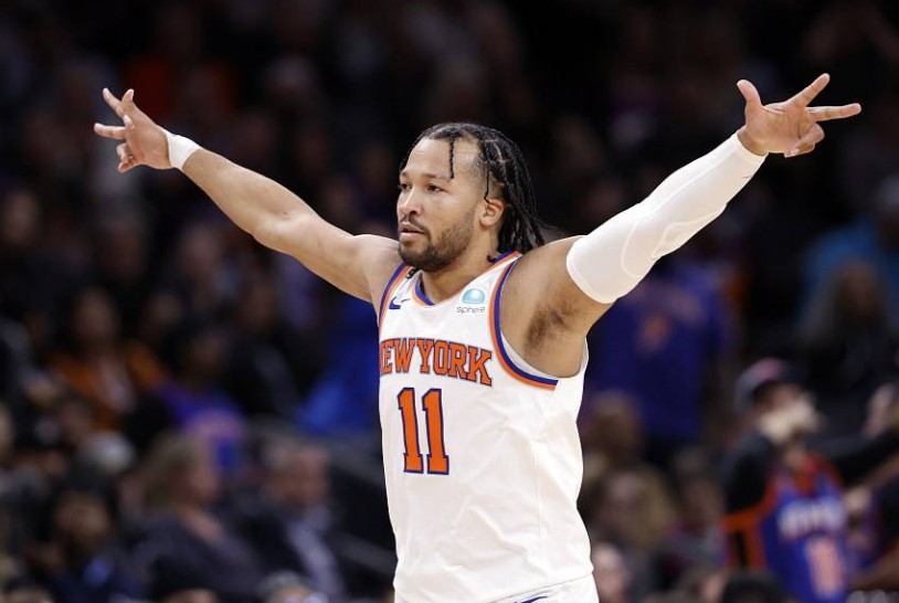 Hiệu suất vượt trội! Brunson ghi được 32 điểm khi bắn 11/19 và 10 pha kiến tạo.