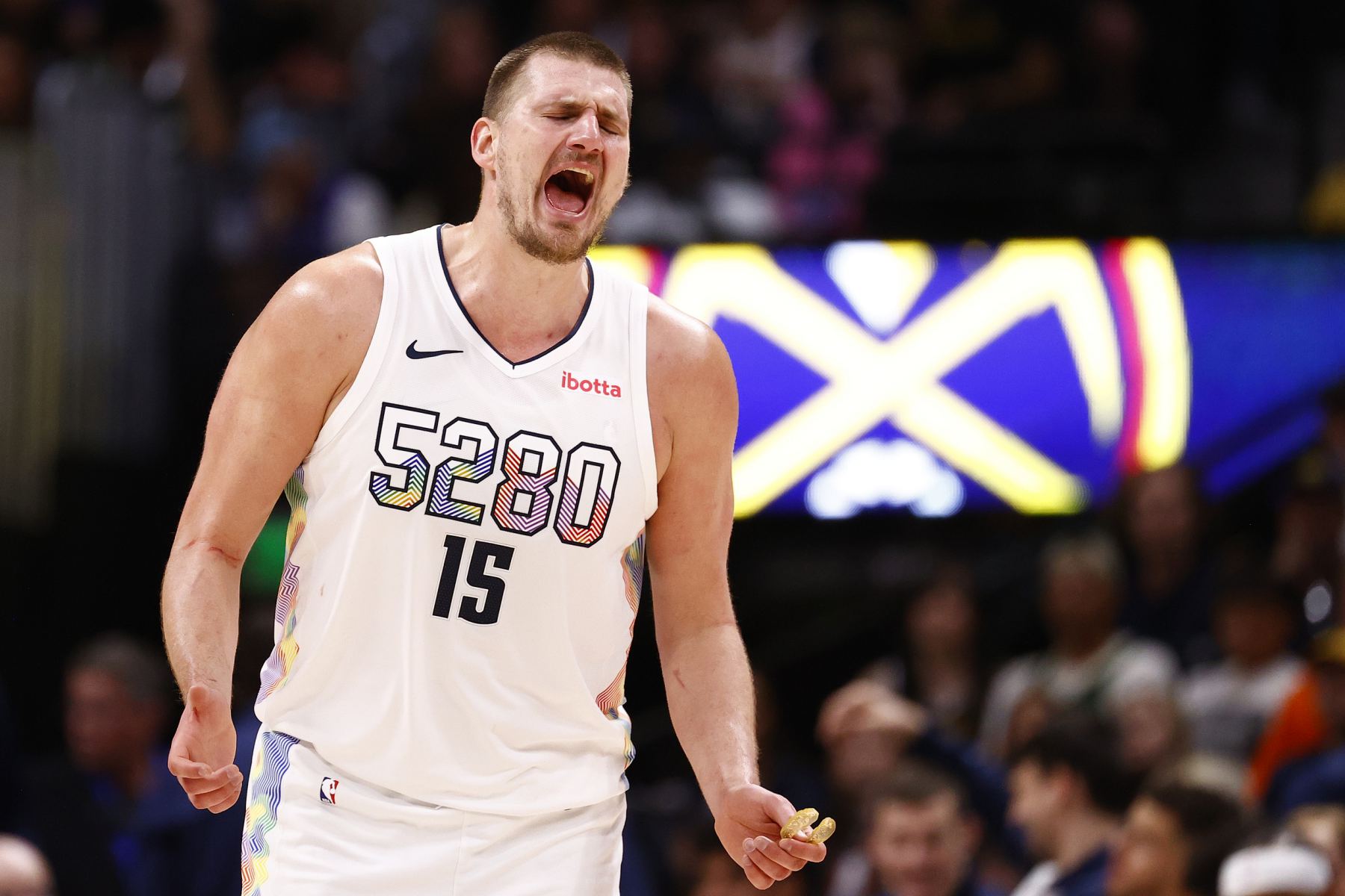 Jokic đã ghi cú triple-double thứ bảy trong mùa giải này với tỷ số 27+12+10, giúp đội giành được bảy chiến thắng liên tiếp.