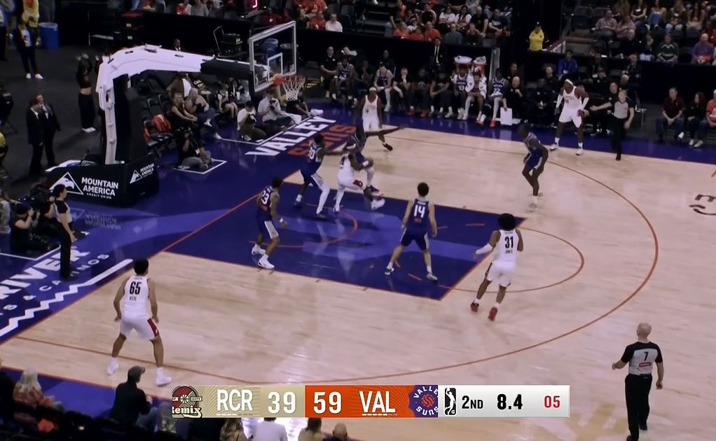 Rất toàn diện! Maluachi ghi 7 điểm, 2 kiến tạo, 2 lần đánh chặn và 2 lần cản phá trong hiệp một.