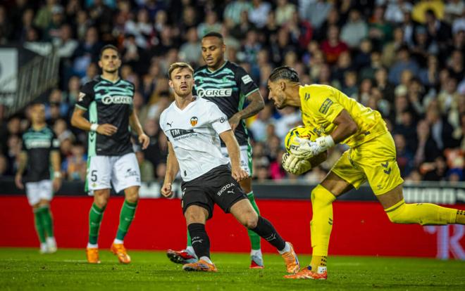 Tiền đạo Beltran của Valencia: Một số người nói rằng chúng tôi muốn sa thải huấn luyện viên, điều này thật khó tin