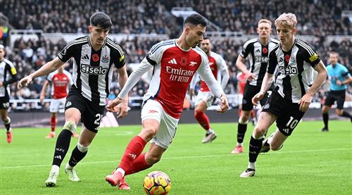 Newcastle United đấu với Arsenal