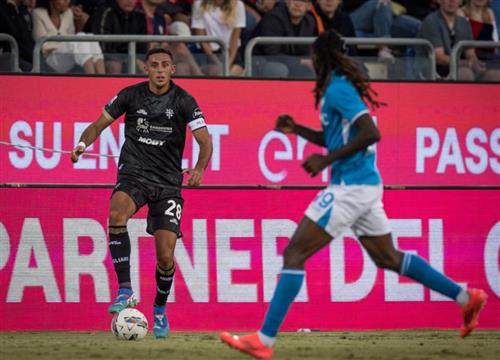 Cagliari đấu với Napoli