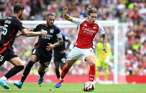 Arsenal đấu với Lyon