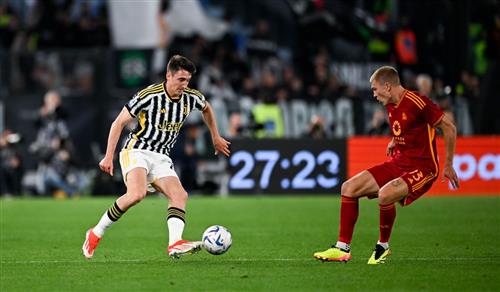 Roma đấu với Juventus