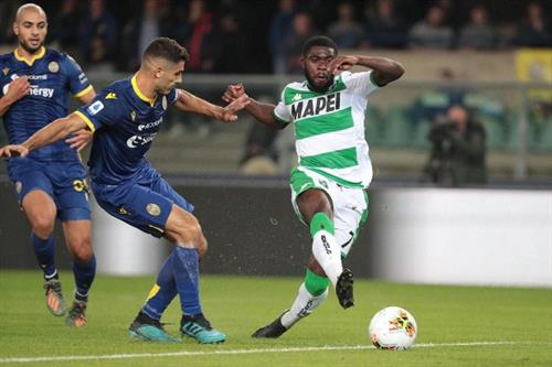 Verona đấu với Sassuolo
