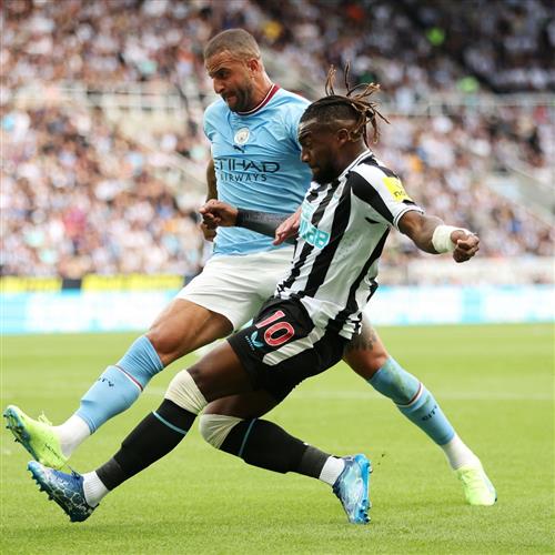 Manchester City đấu với Newcastle