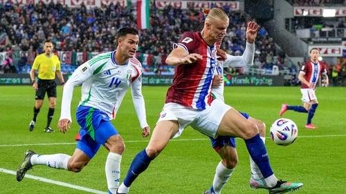 Neville đấu với Ý