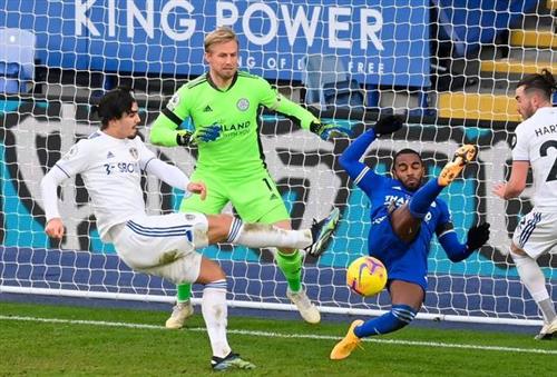 Leicester City đấu với Leeds United