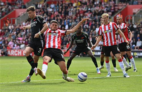 Southampton đấu với Arsenal