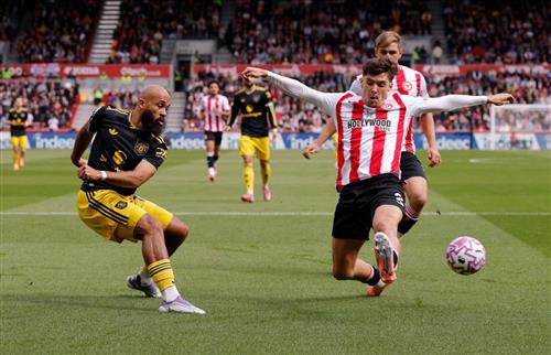 Brentford đấu với Manchester United