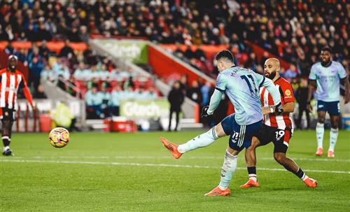 Brentford đấu với Arsenal