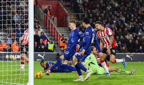 Southampton đấu với Chelsea