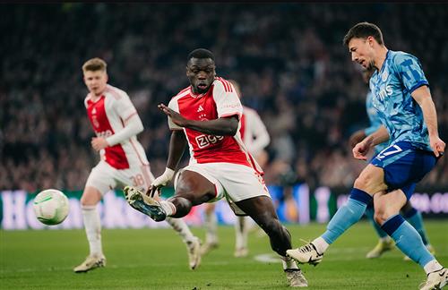 Aston Villa đấu với Ajax