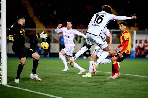 Lecce đấu với Juventus