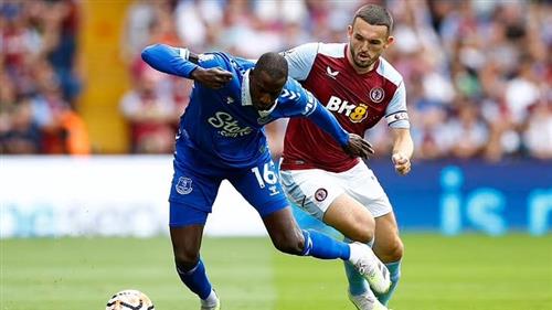 Hibernian đấu với Aston Villa