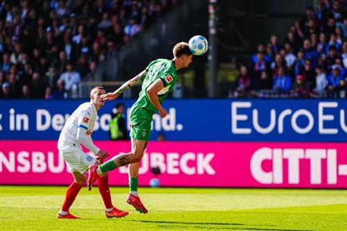 Kiel Holstein đấu với Münchengladbach