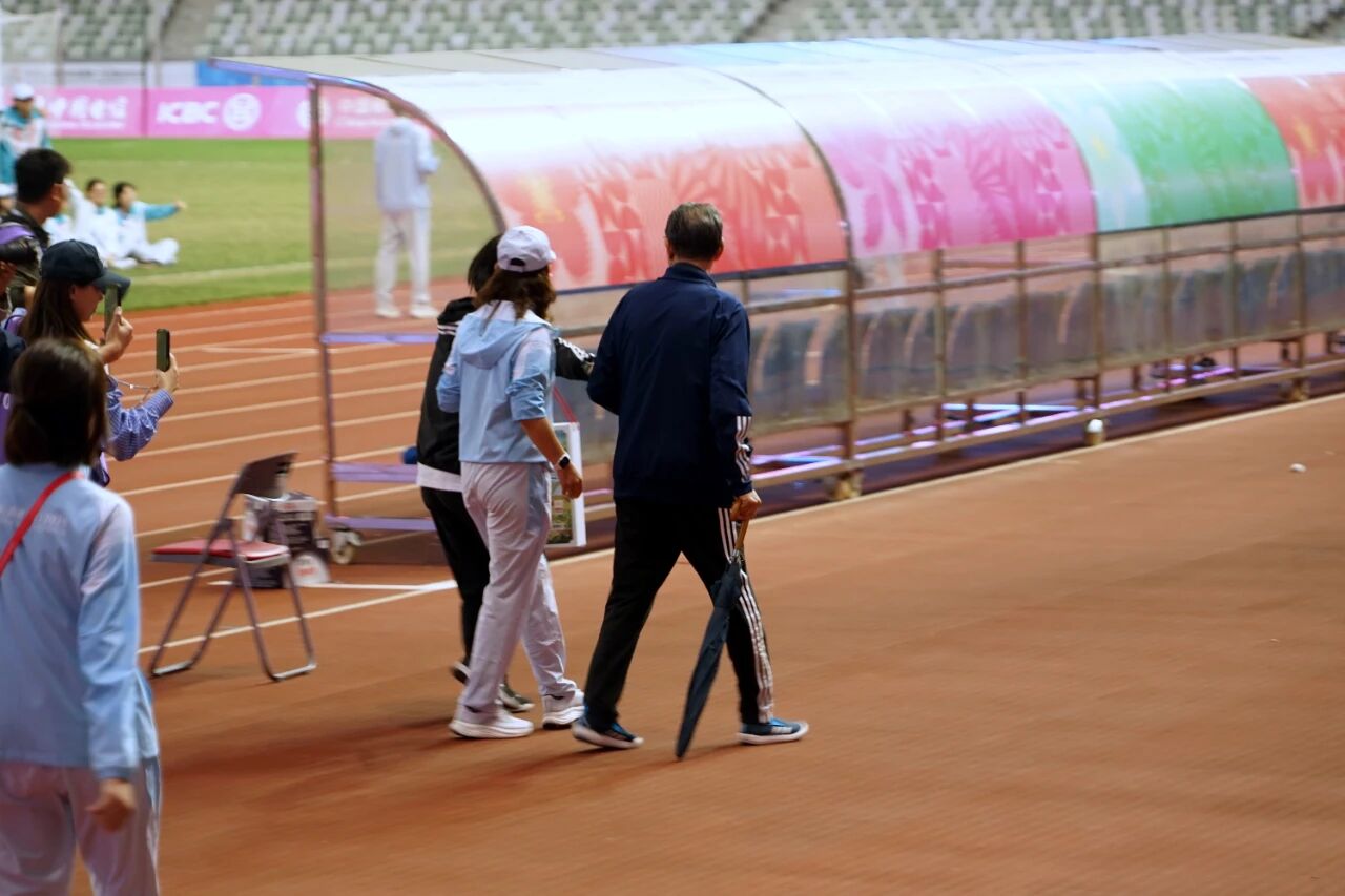 Thể thao miền Đông: Xu Genbao sốt 39 độ trước trận tranh hạng ba. Sau trận đấu, anh ấy nhìn lại sân khi cầm ô rời sân.